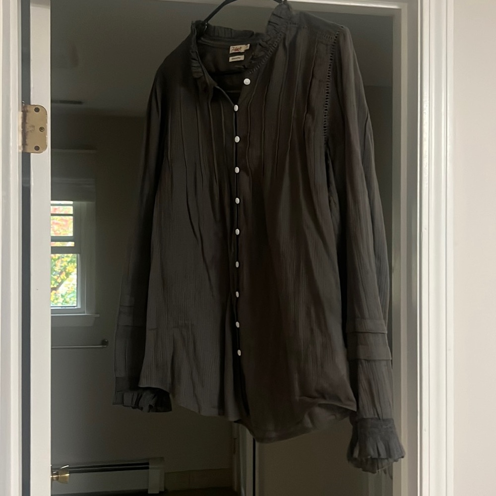 Faherty crinkle blouse, Willa top, long sleeved, color- faded black, size L